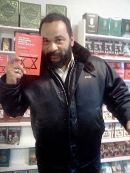 Dieudonné kädessään "The Secret Relationship Between Blacks and Jews Vol. 2: How Jews Gained Control Of The Black American Economy"