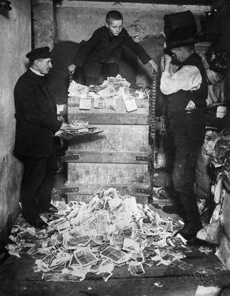 Hyperinflaatio tuhosi monen perheen elämän.