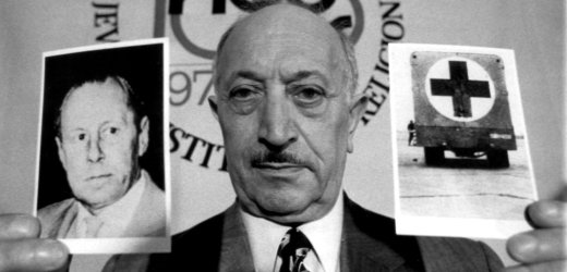 "Natsinmetsästäjä" Simon Wiesenthal esittelee myöhemmin huijaukseksi varmistettua pakokaasuautokuvaa.