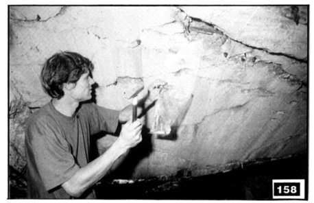 Гермар взима проби от газова камера.