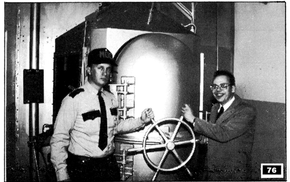 Фред представя газова камера създадена от него (една от многото).