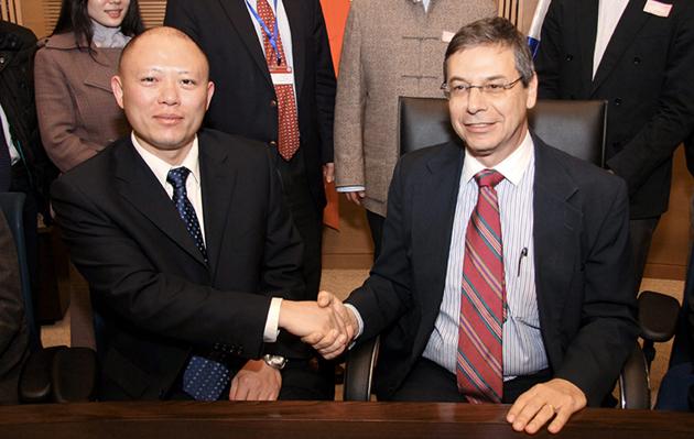 Sino-Israeli Friendship: Above, Deputy Foreign Minister Danny Ayalon (right) greets Professor
Chen Yiyi on a recent visit to Israel. Below, a group of Chinese Jewish Studies scholars visited
Jerusalem and met with Israeli officials.