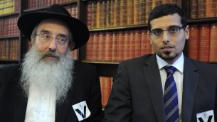 Manny Waks, aux côtés de son père, Zephaniah, a mené une campagne visant à exposer les abus sexuels au sein de la communauté ultre-orthodoxe de Melbourne. (Crédit : Tony Fink via JTA)