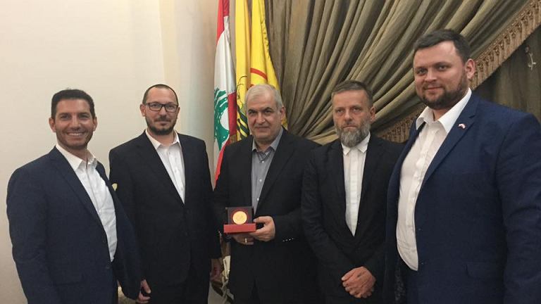 Poseł Kukiz'15 Paweł Skutecki (drugi z lewej), w środku Mohammad Raad, lider Hezbollahu