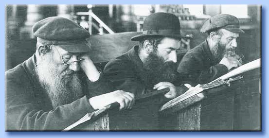 ebrei studiano il talmud 